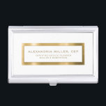 Boîtier Pour Cartes De Visite Elégant blanc et or<br><div class="desc">Gardez vos cartes de visite organisés et élégants avec cet élégant coque carte de visite de planification immobilière blanc et or. Le coque présente un design or brossé avec votre nom et titre personnalisés imprimés sur un arrière - plan blanc immaculé. Le design mince et élégant permet un rangement facile...</div>