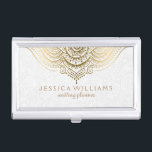 Boîtier Pour Cartes De Visite Elégant Blanc & Or Paisley Mandala<br><div class="desc">Elégant blanc et or tons vintage floral paisley dentelle,  modèle de carte de visite wedding planner personnalisable. Brochure d'entreprise,  plaque de nom,  classeur,  en-tête,  stylos personnalisés,  post-it note,  carnet et beaucoup d'autres produits. Demandez tout produit offert par zazzle avec ce design et dans n'importe quelle combinaison de couleurs.</div>