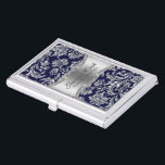 Boîtier Pour Cartes De Visite Elégant Bleu & Métallurier Argent Vintage Damas 2<br><div class="desc">Elégant bleu marine et brillant argent métallique vintage orné de damas florales motif modèle de carte de visite entièrement personnalisable. Disponible sur d'autres produits. Si vous avez besoin d'aide pour customiser, changer de couleur ou autre chose à l'un de mes designs, contactez le concepteur ArtOnWear. Mise en forme de texte...</div>