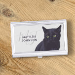 Boîtier Pour Cartes De Visite Élégant chat noir Monogramme animal<br><div class="desc">Dossier de carte d'affaires pour un homme d'affaires basé sur le chat. Ajoutez simplement votre nom et vos initiales. Un design inspiré par mon chat noir que j'aime beaucoup.</div>