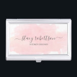 Boîtier Pour Cartes De Visite Elégant décorateur moderne de couleurs d'eau rose<br><div class="desc">Design moderne avec une texture d'aquarelle rose et une police de calligraphie élégante.</div>