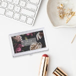 Boîtier Pour Cartes De Visite Élégant floral foncé sur noir | Personnalisé<br><div class="desc">Personnalisez ce porte-carte de visite chic avec votre nom ou nom d'entreprise pour une façon élégante de stocker vos cartes. Design présente un arrière - plan de roses d'ivoire et de fleurs bordeaux profondes sur un arrière - plan noir foncé et dramatique. Ajoutez votre texte personnalisé en lettres blanches modernes....</div>