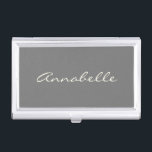 Boîtier Pour Cartes De Visite Élégant Gris manuscrit Nom du script personnalisé<br><div class="desc">Ce coque carte de visite personnalisé présente votre nom dans un magnifique script écrit à la main en lettrage sur un arrière - plan élégant gris charbon. Super idée cadeau.</div>