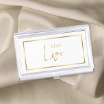 Boîtier Pour Cartes De Visite Élégant logo blanc & or Chic Simple<br><div class="desc">Affichez vos cartes de visite dans le style avec cet élégant design carte de visite blanc et faux or coque. Avec espace pour votre logo sur un arrière - plan blanc avec une bordure couleur or. Parfait pour stocker et entretenir vos cartes de visite sur le pouce.</div>