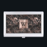 Boîtier Pour Cartes De Visite Élégant marbre noir Rose or Monogramme<br><div class="desc">Cet élégant coque carte de visite est orné d'un motif arrière - plan en marbre noir orné de veines en or rose. Personnalisez-le avec votre monogramme initial en noir sur un carré rose à double bordure en or faux métal brossé .</div>