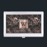Boîtier Pour Cartes De Visite Élégant marbre noir Rose or Monogramme<br><div class="desc">Cet élégant coque carte de visite est orné d'un motif arrière - plan en marbre noir orné de veines en or rose. Personnalisez-le avec votre monogramme initial en noir sur un carré rose à double bordure en or faux métal brossé .</div>