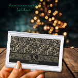Boîtier Pour Cartes De Visite Élégant Monogramme floral noir et or<br><div class="desc">Belle Motif Floral Or Moderne sur un arrière - plan noir avec un monogramme et nom sur ce porte-carte de visite. Les deux peuvent être facilement mis à jour, si vous voulez garder le Monogramme sans le nom, supprimer le nom dans le champ de personnalisation. Vous trouverez dans la même...</div>