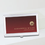 Boîtier Pour Cartes De Visite Élégant Monogramme rouge brossé or<br><div class="desc">Design monogramme élégant avec médaillon monogramme d'or métallique brossé avec nom et titre personnalisés ou texte personnalisé ci-dessous sur un dégradé arrière - plan dans les tons rouge rubis. Personnalisez pour votre usage personnalisé.</div>