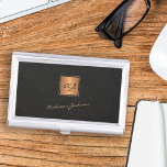 Boîtier Pour Cartes De Visite Élégant nom de script monogrammé en or noir<br><div class="desc">Coque carte de visite en or monogrammed luxe tendance,  exclusif et élégant,  avec un carré en faux or sur un élégant arrière - plan en cuir noir (imprimé).                  Personnalisez-le avec votre nom de signature de script blanc et vos initiales de nom de monogramme.</div>