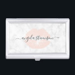 Boîtier Pour Cartes De Visite Elégant peintre de maquillage en marbre de lèvres<br><div class="desc">Joli design avec des lèvres rose vif,  une texture en marbre blanc et une police de calligraphie élégante.</div>