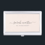 Boîtier Pour Cartes De Visite Élégante Calligraphie manuscrite de script rose vi<br><div class="desc">Élégant coque carte de visite avec votre signature avec des swashes dans une calligraphie manuscrite grise avec votre titre sur un arrière - plan rose vif. Ce design simple et féminin est idéal pour un maquilleur, coiffeur, technicien en cils, salon de beauté / ongles ou toute entreprise appartenant à une...</div>