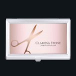 Boîtier Pour Cartes De Visite Elégante coupe-cheveux rose d'or<br><div class="desc">Design moderne et élégant pour coiffeurs avec ciseaux d'or rose et police de calligraphie élégante.</div>