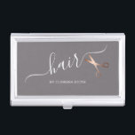 Boîtier Pour Cartes De Visite Elégante coupe-cheveux rose d'or<br><div class="desc">Design moderne et élégant pour coiffeurs avec ciseaux d'or rose et police de calligraphie élégante.</div>