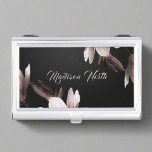 Boîtier Pour Cartes De Visite Élégante typographie florale féminine Monogramme<br><div class="desc">Voici notre Elegant Feminine Floral Typography Business Card Case - un accessoire sophistiqué et élégant pour porter votre identité professionnelle avec grâce. Ce coque de carte fusionne harmonieusement des motifs floraux délicats avec une typographie élégante, créant un look raffiné et féminin. Les subtils éléments floraux apportent une touche de charme,...</div>