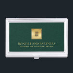Boîtier Pour Cartes De Visite Emerald Green Leather Business Corporate Gold Logo<br><div class="desc">Ce porte-carte de visite de luxe possède une illustration en cuir Emerald Green raffinée, parfaitement associée à votre logo d'entreprise sur une superposition en faux or pour un look professionnel et haut de gamme. Votre nom, profession ou entreprise se distingue par ses lettres dorées opulentes, créant une impression intemporelle et...</div>