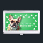 Boîtier Pour Cartes De Visite Empreintes de pattes de Dog Walker<br><div class="desc">Ce porte-carte de visite,  personnalisé avec votre nom,  présente un mignon Bulldog français sur vert vif avec une bordure empreinte de patte blanche. Amusez-vous comme un cadeau ou une excellente façon de porter vos propres cartes de visite.</div>