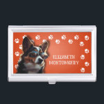 Boîtier Pour Cartes De Visite Empreintes de pattes de Dog Walker<br><div class="desc">Ce porte-carte de visite,  personnalisé avec votre nom,  présente un mignon chiot en terrier sur orange vif avec une bordure empreinte de patte blanche. Amusez-vous comme un cadeau ou une excellente façon de porter vos propres cartes de visite.</div>