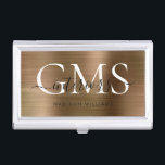 Boîtier Pour Cartes De Visite Faux Or Moderne Métal Brossé 3 Monogrammes Script<br><div class="desc">Moderne classique Faux Jaune Or Brossé Métal Monogramme Script Carte de visite</div>