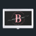 Boîtier Pour Cartes De Visite Fille élégante rose noir Nom Monogramme Script<br><div class="desc">Fille, moderne, élégant, tendance, rose et noir, monogramme blanc nom initial script personnalisé monogrammed carte de visite coque personnalisé. Doté d'une initiale monogramme et d'un script de nom de girly dans une police de caractères de calligraphie lettrée et d'un cadre de cercle pointillé autour de votre monogramme. Un cadeau féminin...</div>