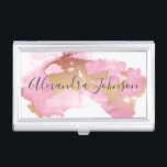 Boîtier Pour Cartes De Visite Fille laveuse rose et or<br><div class="desc">Aquarelle rose et or Aquarelle Laver cheveux Styliste Salon Carte d'affaires Case avec typographie en lettres noires à la main pour le monogramme. Les boîtiers de carte d'affaires Blush Pink and Gold Foil sont parfaits pour un stylist de cheveux moderne et élégant, un salon de coiffure ou pour la couleur...</div>