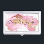 Boîtier Pour Cartes De Visite Fille laveuse rose et or<br><div class="desc">Aquarelle rose et or Aquarelle Laver cheveux Styliste Salon Carte d'affaires Case avec typographie en lettres noires à la main pour le monogramme. Les boîtiers de carte d'affaires Blush Pink and Gold Foil sont parfaits pour un stylist de cheveux moderne et élégant, un salon de coiffure ou pour la couleur...</div>