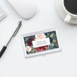 Boîtier Pour Cartes De Visite Fleur radieuse | Aquarelle florale personnalisée<br><div class="desc">Un élégant porte-carte de visite fleuri vous donne votre nom et/ou votre nom d'entreprise encadré par une bordure de fleurs d'aquarelle luxuriante en marsala rose et bordeaux avec des feuilles verts sauge sur un arrière - plan bleu marine riche. Cartes de visite et accessoires correspondants également disponibles.</div>