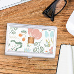 Boîtier Pour Cartes De Visite Fleurs sauvages pastel avec monogramme de cuivre m<br><div class="desc">Fleurs sauvages, feuilles et baies de pêche, et motif à la mode, pastel, vert sauge et orange pâle, à la mode et à la mode, faisant un élégant porte-carte de visite avec un faux carré géométrique en cuivre monogrammé d'or métallique pour femmes d'affaires | maquillage | coiffeuse | styliste de...</div>