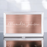 Boîtier Pour Cartes De Visite Huile d'or rose | Blush Pink Foil Moderne<br><div class="desc">Blush Pink - Rose Gold Foil Metallic Acier Inoxydable Minimaliste Carte de visite Titulaire avec signature de script en lettres blanches pour le monogramme. Les détenteurs de carte d'affaires Gold Foil Metal Rose peuvent être customisés avec votre nom. Veuillez contacter le concepteur pour customiser les articles correspondants.</div>