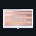 Boîtier Pour Cartes De Visite Huile d'or rose et Bourgogne avec bandes d'or<br><div class="desc">Blush Pink - Rose Gold et Bourgogne Foil avec Gold Stripes Consultant Carte d'affaires moderne Titulaire avec typographie en lettres blanches pour le monogramme. L'Elégant Rose Gold Foil et Burgundy Metallic Business Professional Titolder peuvent être customisés pour toute profession. Si le texte de la profession ou du nom ne correspond...</div>