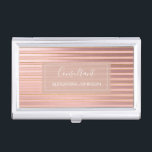 Boîtier Pour Cartes De Visite Huile d'or rose et Bourgogne avec bandes d'or<br><div class="desc">Blush Pink - Rose Gold et Bourgogne Foil avec Gold Stripes Consultant Carte d'affaires moderne Titulaire avec typographie en lettres blanches pour le monogramme. L'Elégant Rose Gold Foil et Burgundy Metallic Business Professional Titolder peuvent être customisés pour toute profession. Si le texte de la profession ou du nom ne correspond...</div>