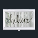 Boîtier Pour Cartes De Visite Inspiration agricole - Croyez<br><div class="desc">Farmhouse Inspiration III par Jennifer Paxton Parker. "Believe" est écrit dans une belle écriture à côté de la verdure et dispose d'un arrière - plan en planches de bois.</div>