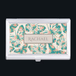 Boîtier Pour Cartes De Visite Joli floral Turquoise Papillon Motif personnalisé<br><div class="desc">Joli papillons fleuris sur arrière - plan beige clair (la couleur peut être customisée)</div>