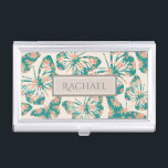 Boîtier Pour Cartes De Visite Joli floral Turquoise Papillon Motif personnalisé<br><div class="desc">Joli papillons fleuris sur arrière - plan beige clair (la couleur peut être customisée)</div>