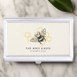 Boîtier Pour Cartes De Visite Logo d'abeilles vintages apiculteur rustique<br><div class="desc">Vintage Bee Logo Rustic Honeybee Beekeeper Business Card Case. Ce design branché présente une abeille noire contre un arrière - plan de nid d'abeille jaune. Le design idéal pour un apiculteur.</div>