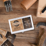 Boîtier Pour Cartes De Visite Logo de l'entrepreneur en tonalité de bois rustiqu<br><div class="desc">Ne vous sentez plus gêné de remettre à un nouveau client une carte en lambeaux et écroulée. Gardez vos cartes de visite propres,  plats et facilement accessibles grâce à l'étui de carte d'affaires Rustic Wood Tone Entrepreno. Facile à customiser avec vos informations.</div>