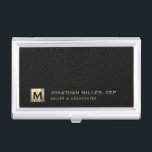 Boîtier Pour Cartes De Visite Logo initial de luxe en cuir noir<br><div class="desc">Design de luxe moderne simple avec médaillon de logo initial en or métallique brossé avec nom personnalisé,  titre,  nom de société ou texte personnalisé ci-dessous sur un arrière - plan texturé en cuir noir. Personnalisez pour votre usage personnalisé.</div>