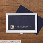 Boîtier Pour Cartes De Visite Logo initial de luxe professionnel bleu<br><div class="desc">Gardez vos cartes de visite organisés et protégés avec style grâce à cet élégant coque carte de visite bleu orné d'un logo initial en or. Fabriqué avec des matériaux de haute qualité, ce coque est durable et sophistiqué, ce qui en fait l'accessoire parfait pour tout professionnel d'affaires. Le coque est...</div>