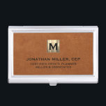 Boîtier Pour Cartes De Visite Logo initial en cuir de luxe en or<br><div class="desc">Design de luxe moderne simple avec médaillon de logo initial en or métallique brossé avec nom personnalisé,  titre,  nom de société ou texte personnalisé ci-dessous en typographie de bloc classique sur un arrière - plan texturé en cuir marron sable. Personnalisez pour votre usage personnalisé.</div>