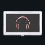 Boîtier Pour Cartes De Visite Logo rose d'écouteurs d'or du DJ personnalisé<br><div class="desc">Rien ne combine l'unicité et le style pour le professionnel comme les porte-cartes de carte de visite décorés d'un monogramme. Ces caisses magnifiques et personnalisées vous maintiennent organisés ainsi vos cartes sont toujours en main. Plus, vous laisserez une impression durable sur vos clients. Ajoutez vos mots faits sur commande à...</div>