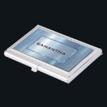 Boîtier Pour Cartes De Visite Lumière Bleu métallique Texture Acier Inoxydable L<br><div class="desc">Élégant brillant,  brillant imprimé de texture bleu métallique,  acier inoxydable aux accents bleus,  modèle de carte de visite. Typographie personnalisable en noir et bleu.</div>
