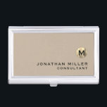 Boîtier Pour Cartes De Visite Luxe Or Monogramme Beige<br><div class="desc">Design moderne simple avec médaillon de monogramme en or métallique brossé de luxe avec nom et titre personnalisés ou texte personnalisé ci-dessous en typographie de bloc classique sur un arrière - plan beige solide. Personnalisez pour votre usage personnalisé.</div>