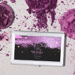 Boîtier Pour Cartes De Visite Magenta Et Artiste De Maquillage Noir Élégants<br><div class="desc">Voici un porte-carte de visite élégant et contemporain conçu exclusivement pour les maquilleurs. Ce coque personnalisé présente un mélange fascinant de touches de magenta métallique scintillantes et d'éclatants éclatants sur fond noir sophistiqué. Le texte peut être entièrement adapté à vos préférences, vous permettant de faire une déclaration qui reflète votre...</div>