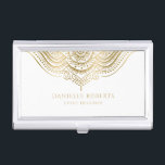 Boîtier Pour Cartes De Visite Mandala en or et blanc<br><div class="desc">Elégant mandala floral or tendance et blanc orné.</div>