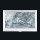 Boîtier Pour Cartes De Visite marbre bleu masculin double monogramme<br><div class="desc">collection masculine élégante de couleurs assorties en marbre avec double monogramme en serif et toutes les informations dans la même police qui donnent une dose d'élégance robuste. Consultez notre magasin pour trouver d'autres articles de cette collection car vous pouvez mélanger et assortir des couleurs qui répondent à vos besoins.</div>