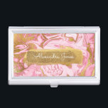 Boîtier Pour Cartes De Visite Marbre étincelant rose, blanc et or<br><div class="desc">Parties scintillant à huile rose chaud, blanc et or et minimaliste en marbre étincelant Titulaire de carte de visite avec typographie en lettres blanches pour le monogramme. Le détenteur de carte d'affaires moderne Hot Pink, White et Gold Foil Sparkle Marble Swirl est parfait pour toute profession. Si vous avez besoin...</div>
