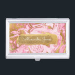 Boîtier Pour Cartes De Visite Marbre étincelant rose, blanc et or<br><div class="desc">Parties scintillant à huile rose chaud, blanc et or et minimaliste en marbre étincelant Titulaire de carte de visite avec typographie en lettres blanches pour le monogramme. Le détenteur de carte d'affaires moderne Hot Pink, White et Gold Foil Sparkle Marble Swirl est parfait pour toute profession. Si vous avez besoin...</div>