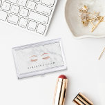 Boîtier Pour Cartes De Visite Marbre Rose Gold Lashes & Brosses Personnalisé<br><div class="desc">Porte-carte de visite élégant pour esthéticiens ou maquilleurs présente votre nom et/ou nom d'entreprise en lettres gris foncé sur un arrière - plan de luxe en marbre blanc orné d'une paire de cils et de sourcils luxuriants en feuille d'or rose.</div>