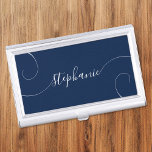Boîtier Pour Cartes De Visite Marine et blanc Élégant Script Nom du boudin<br><div class="desc">Un design élégant de script de style signature avec des queues de boucles supplémentaires. Vous pouvez customiser la marine ou les couleurs bleu foncé et blanc. Customisez la taille de la police ou déplacez-la selon vos besoins pour des noms plus longs ou plus courts. Créez votre propre coque carte de...</div>