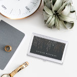 Boîtier Pour Cartes De Visite Marquee d'or rose | Personnalisé<br><div class="desc">Le porte-carte de visite élégant présente votre nom et/ou votre nom d'entreprise en lettres blanches classiques sur un arrière - plan noir souple et riche avec des fils en cascade de fils de ficelle rose en or.</div>