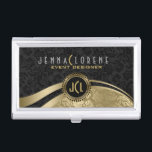 Boîtier Pour Cartes De Visite Moderne Black & Gold Damas Design géométrique<br><div class="desc">Elégant noir et or vintage damas floraux motif avec des lignes dynamiques. Modèle de porte-carte de visite entièrement personnalisable. Carte de visite correspondant disponible. Si vous avez besoin d'aide pour customiser l'un de mes designs,  veuillez envoyer un courriel à votre demande.</div>
